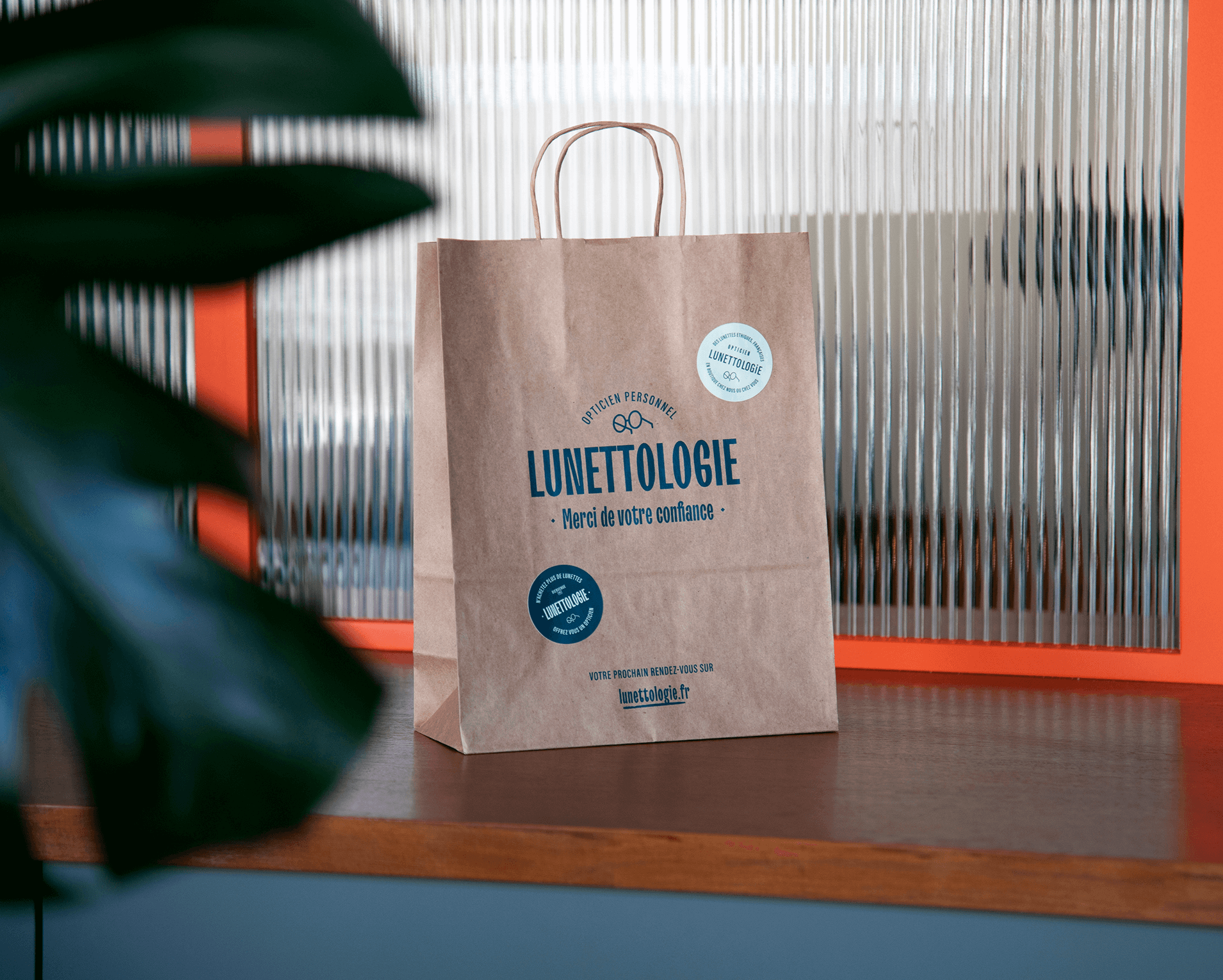 Photographie du sac de transport avec branding pour opticiens Lunettologie