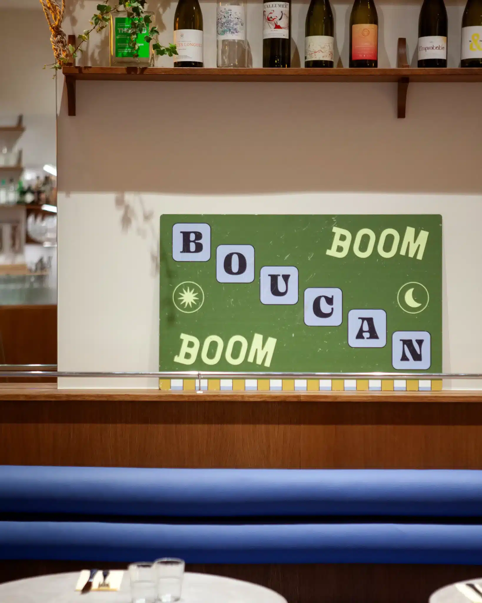 Détails graphiques, panneaux métaliques installées dans le restaurant Boucan.