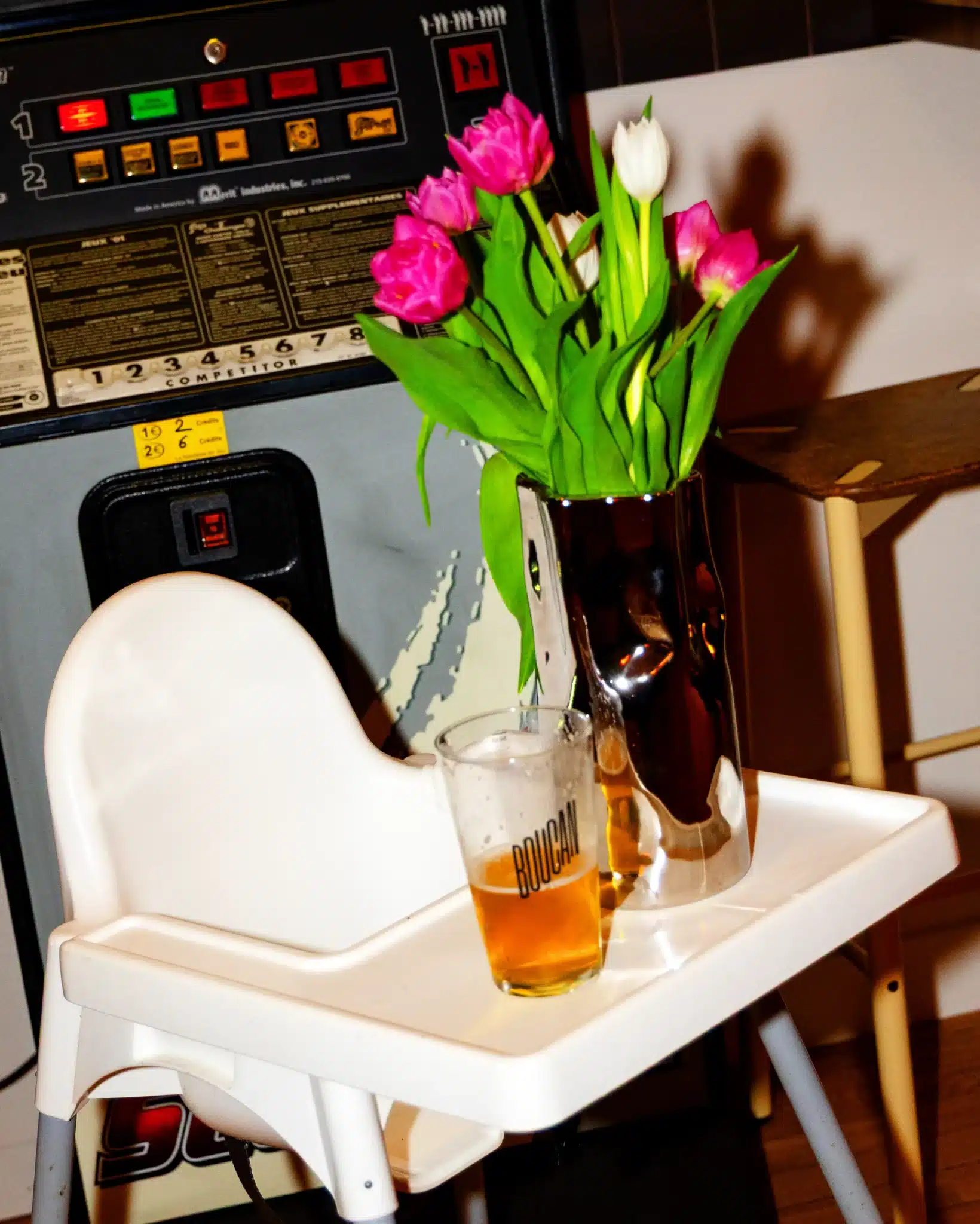 Nature morte décorative sur table de restaurant, identité visuelle Ogaf studio.