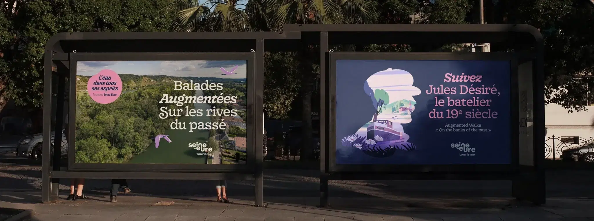 Deux affiches d'un parcours de balades augmentées sur les rives, exposées dans des abribus