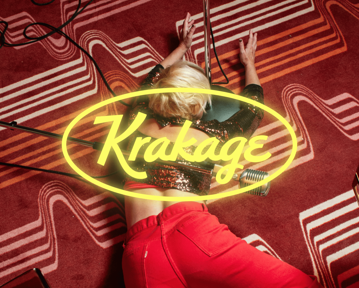 Logo néon Krakage sur une photo de chanteuse allongée sur un tapis rouge