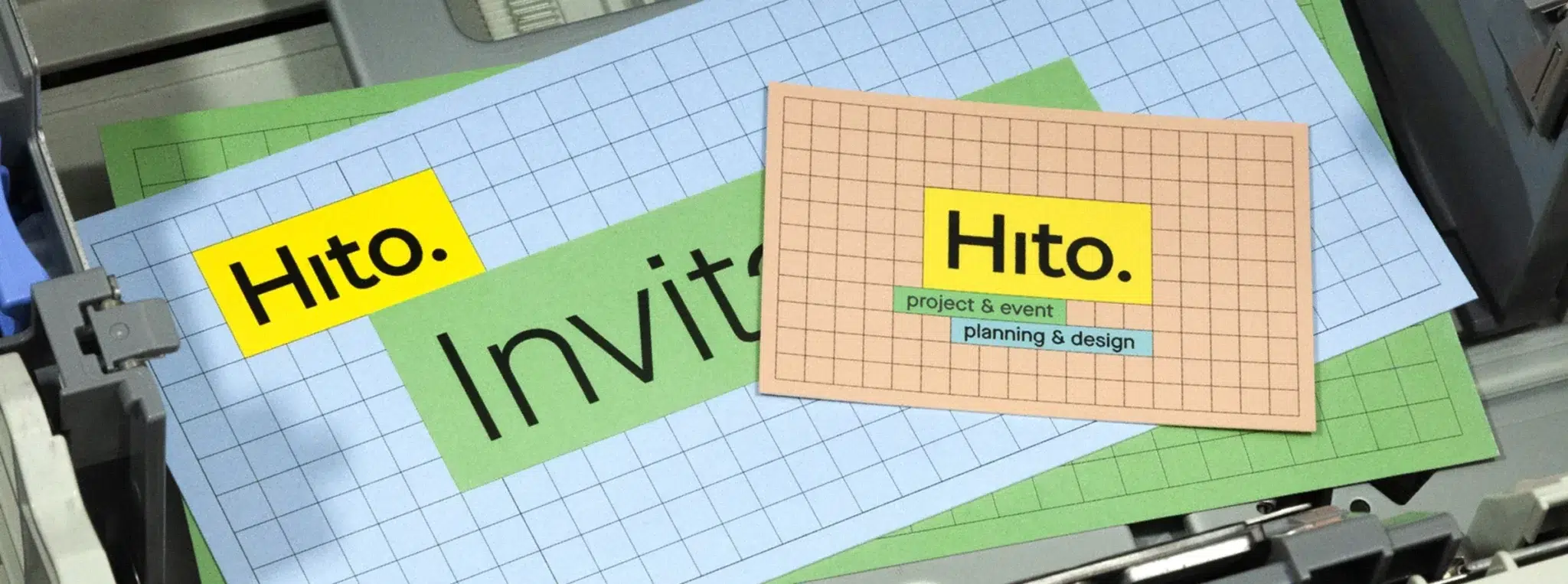 Cartons d'invitation Hito avec logo jaune sur papier quadrillé