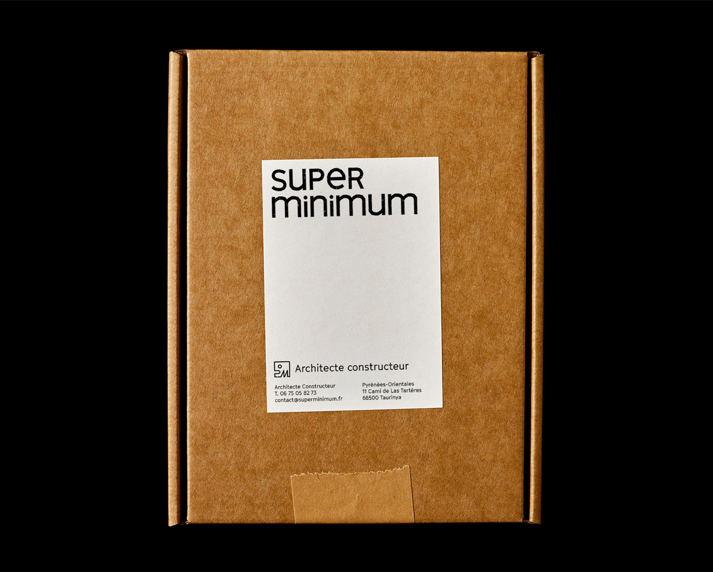 Boîte kraft Super Minimum sur fond noir