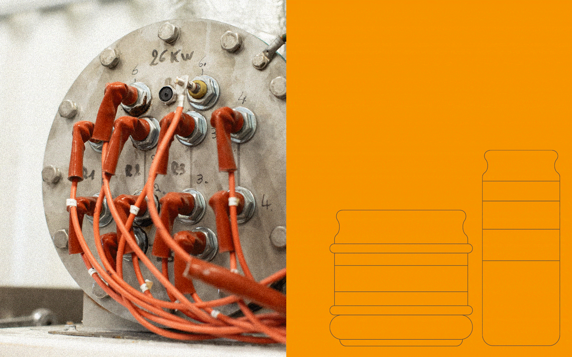 Détail d'une machine à raccords orange à côté d'une illustration de fûts sur fond orange