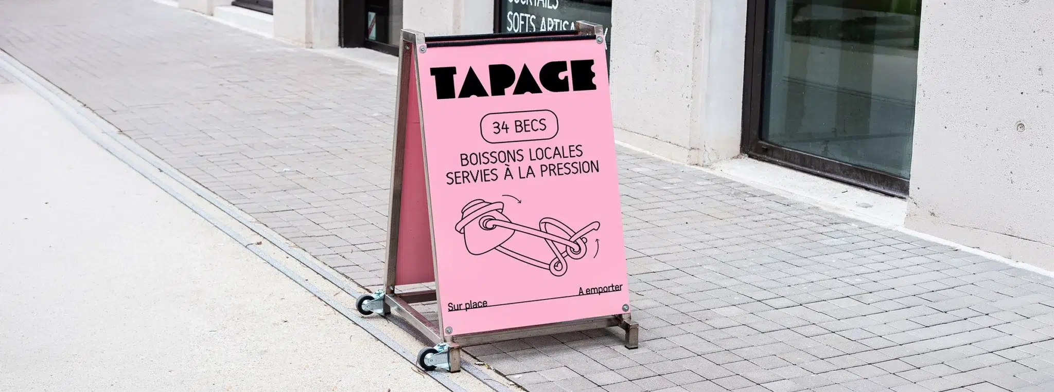 Stop-trottoir rose du bar Tapage posé devant l'entrée